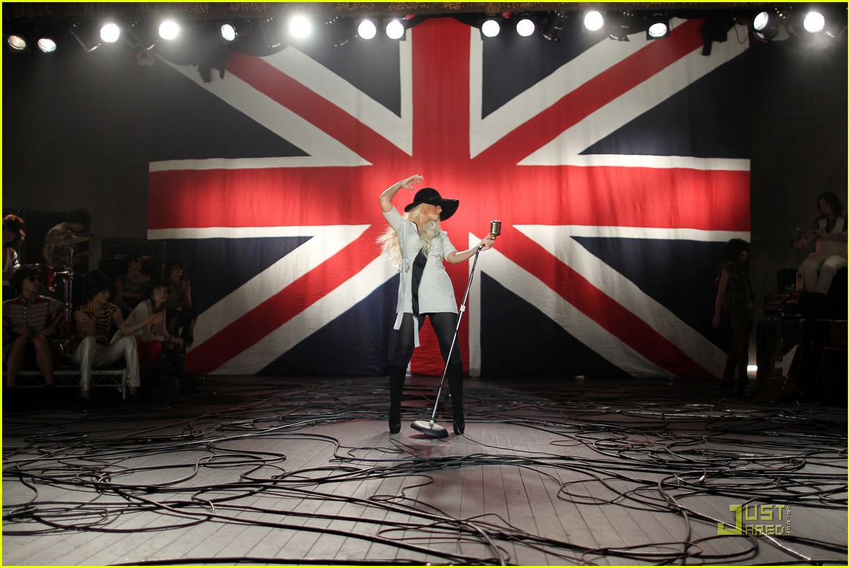 christina aguilera moves like jagger video shoot with adam levine 18