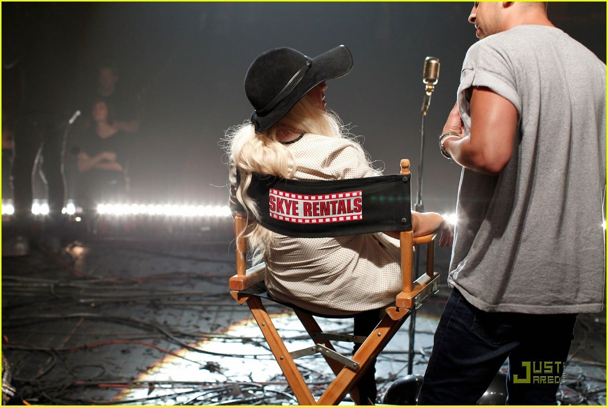 christina aguilera moves like jagger video shoot with adam levine 20