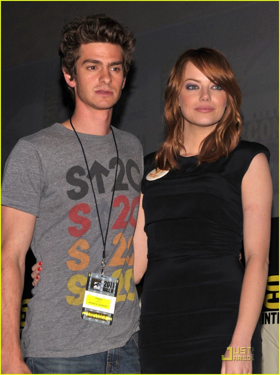 andrew garfield spidey suit at comic con with emma stone 08