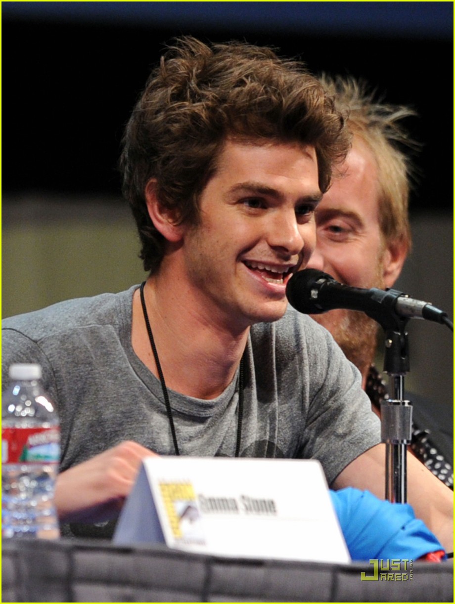 andrew garfield spidey suit at comic con with emma stone 11