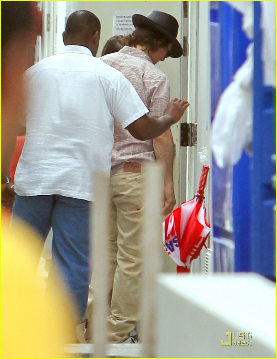 katie holmes tom cruise miami hotel arrival with the kids 052557343