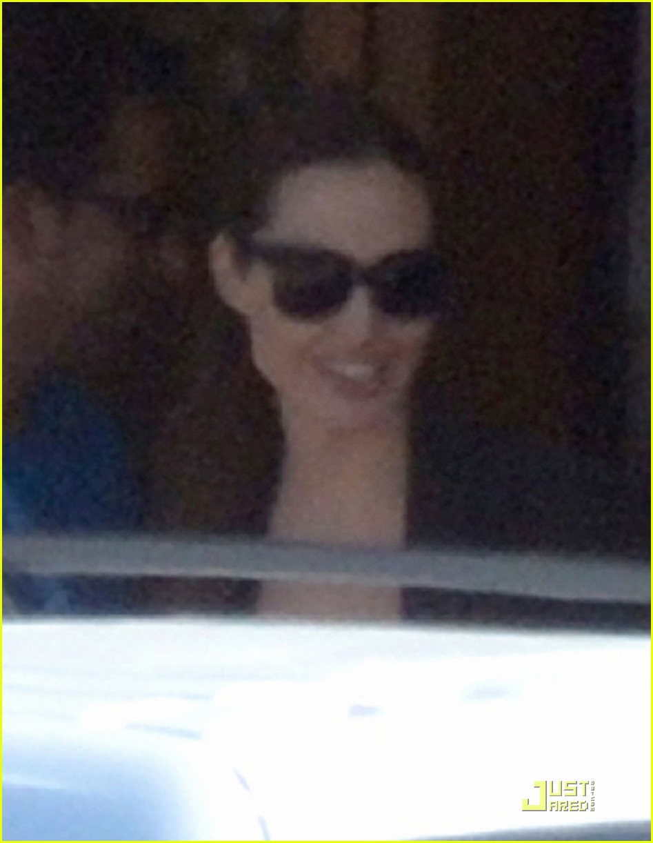 angelina jolie departs malta with the family 052559029