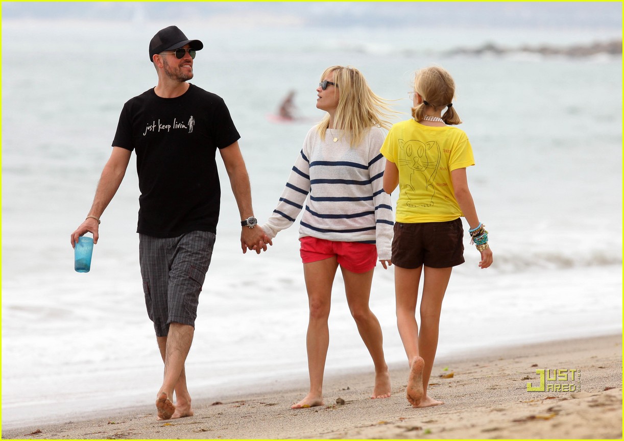 reese witherspoon jim toth deacon ava beach 08