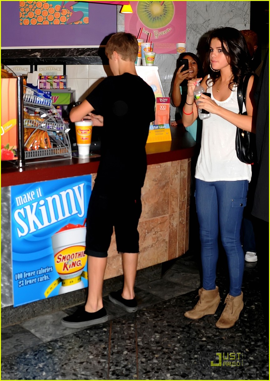 Justin Bieber & Selena Gomez Holding Hands at the Mall! Photo 2571582(01)