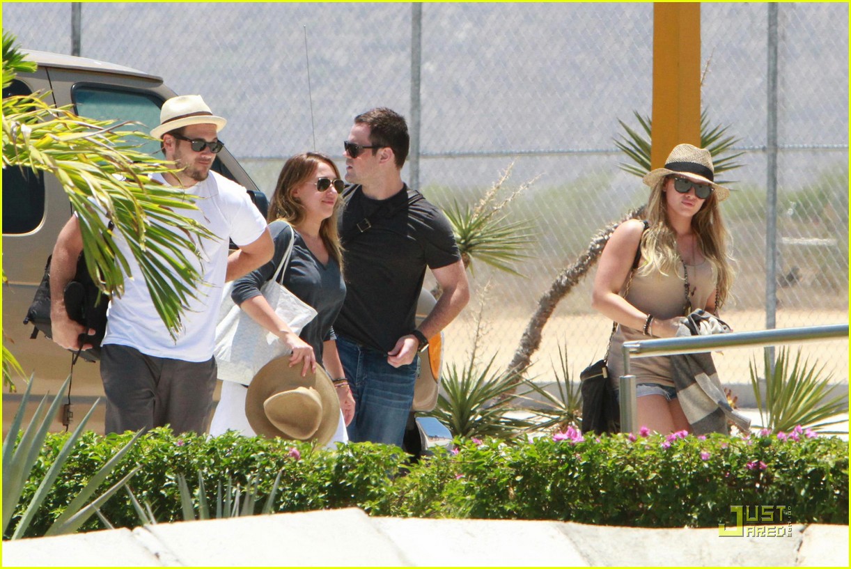 hilary duff mike comrie mexico airport 022566048