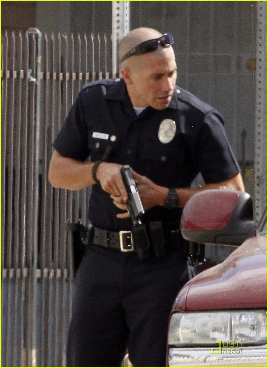 jake gyllenhaal guns out for end of watch 052566178