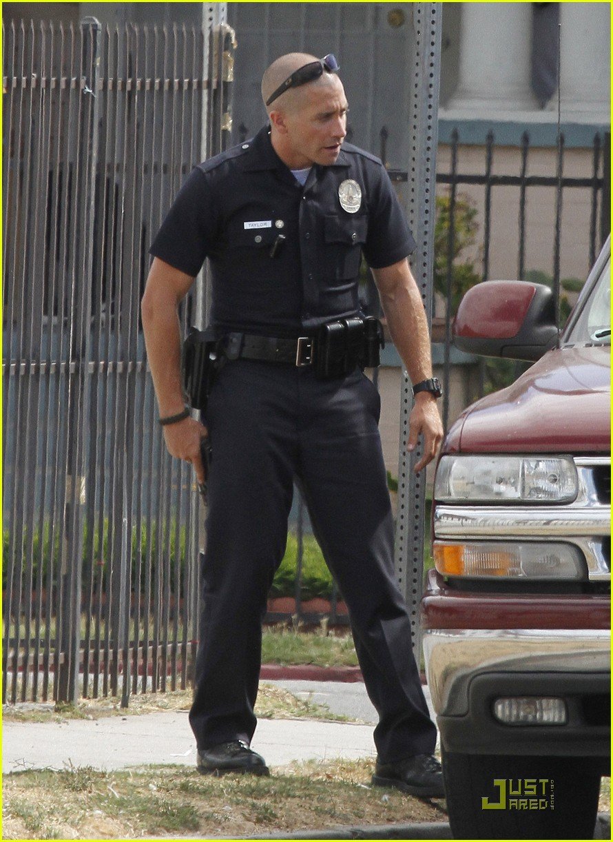 jake gyllenhaal guns out for end of watch 122566185