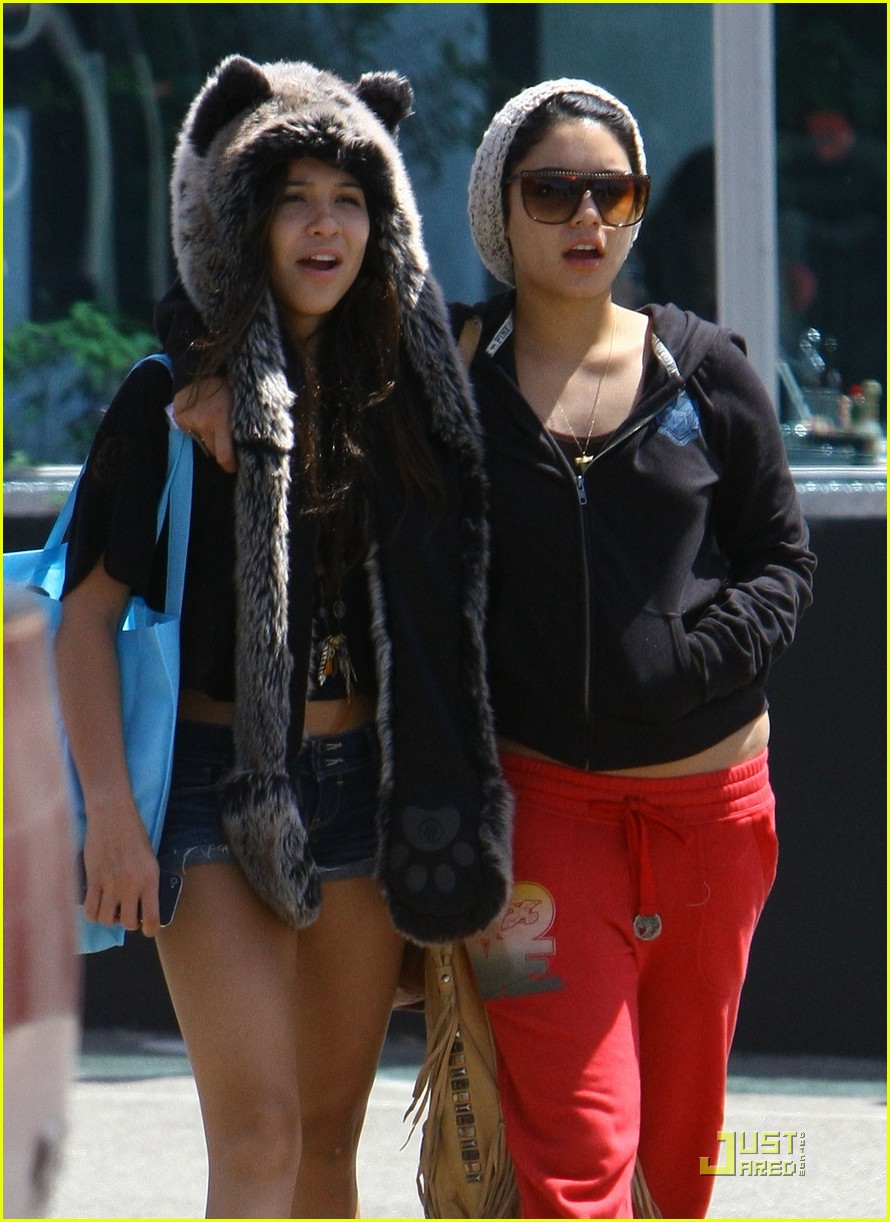 vanessa hudgens jinkys cafe with stella 082565515