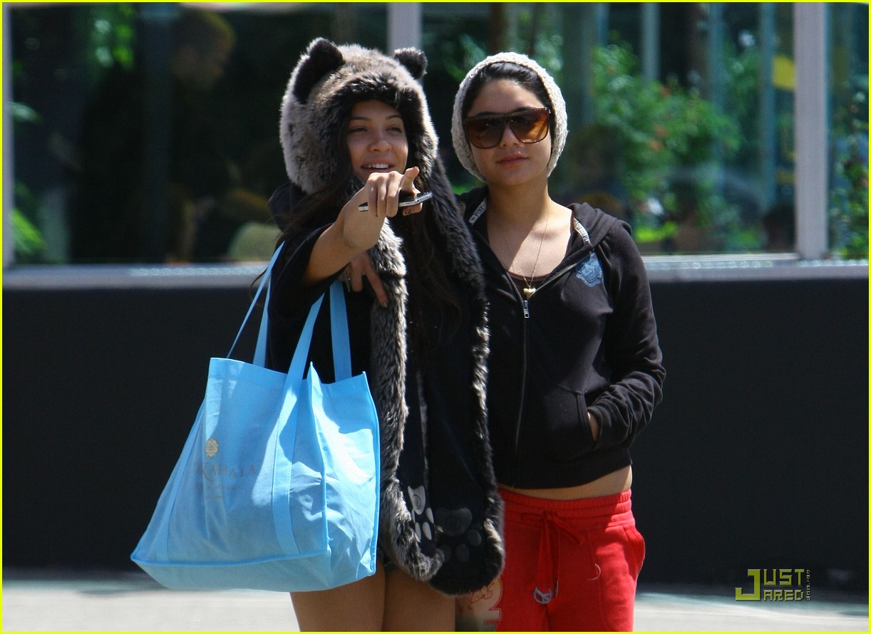 vanessa hudgens jinkys cafe with stella 132565520