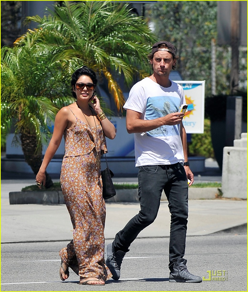 vanessa hudgens lunch with mystery man 01