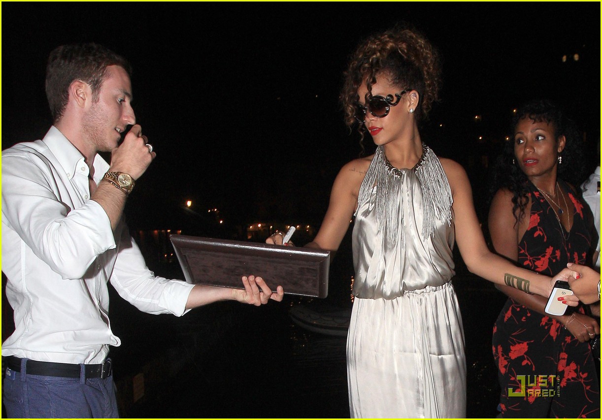 rihanna girls night out in italy 08
