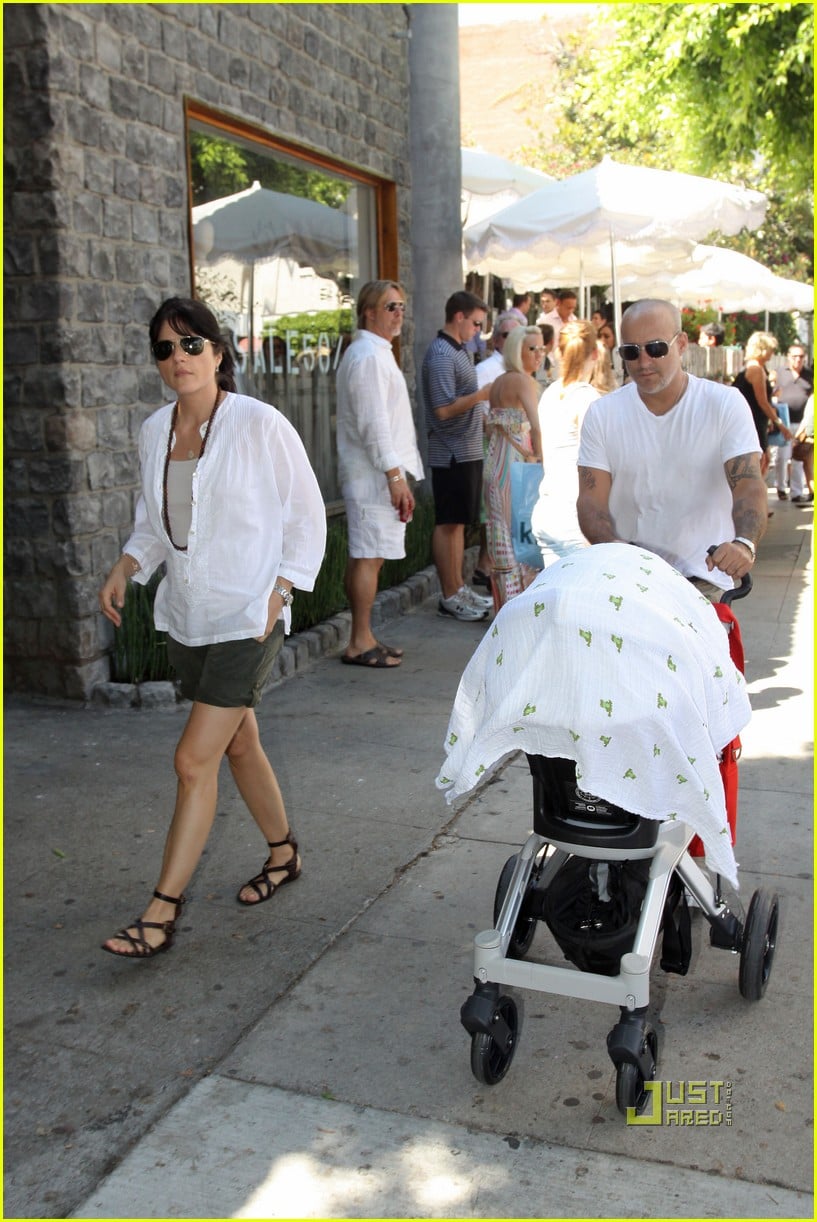 Selma Blair & Jason Bleick Shopping with Baby Arthur! Photo 2574638(02)