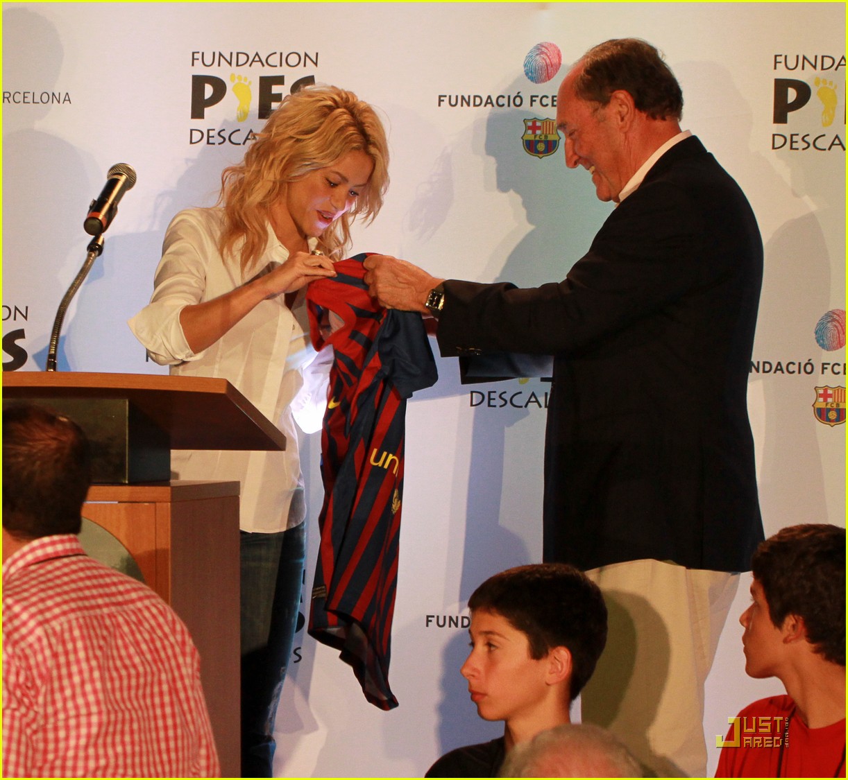 shakira barefoot foundation event with gerard pique 16