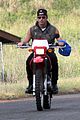 justin theroux rides without a helmet 01