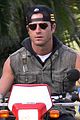 justin theroux rides without a helmet 02