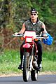 justin theroux rides without a helmet 03