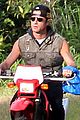 justin theroux rides without a helmet 04