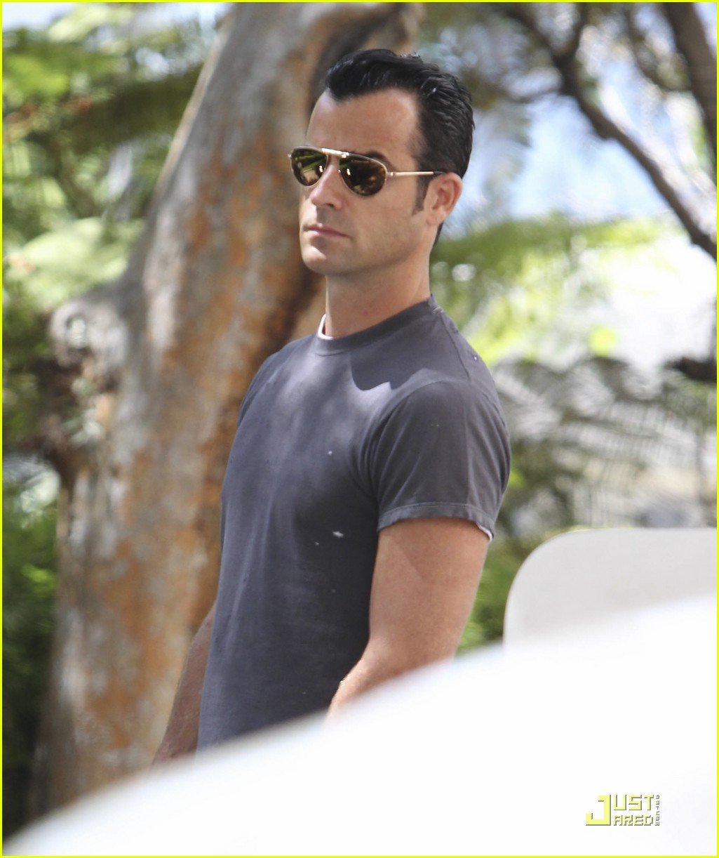 justin theroux leaves niketown 05