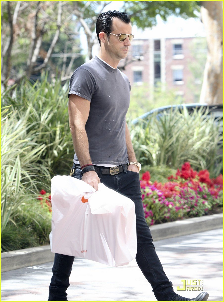 justin theroux leaves niketown 11