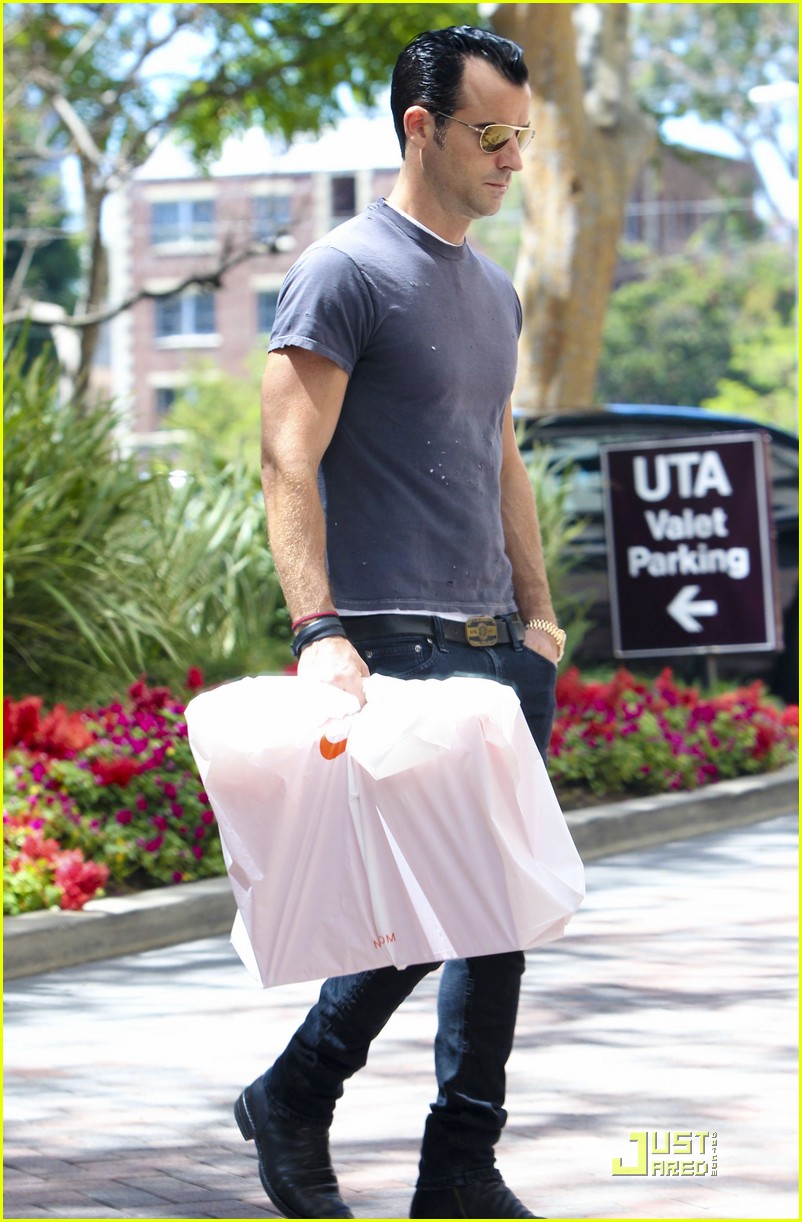 justin theroux leaves niketown 132573437
