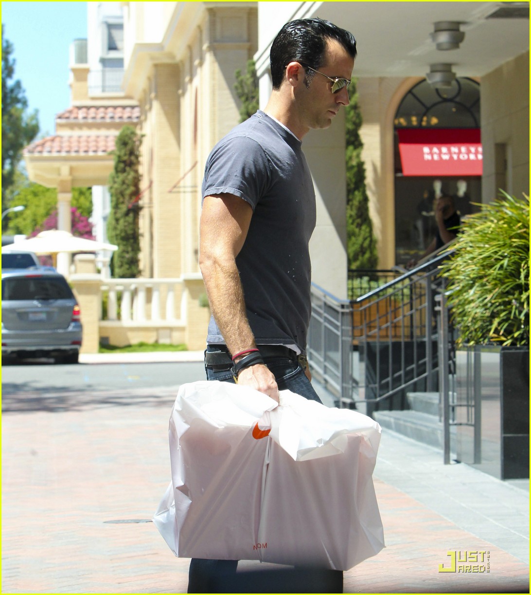 justin theroux leaves niketown 18