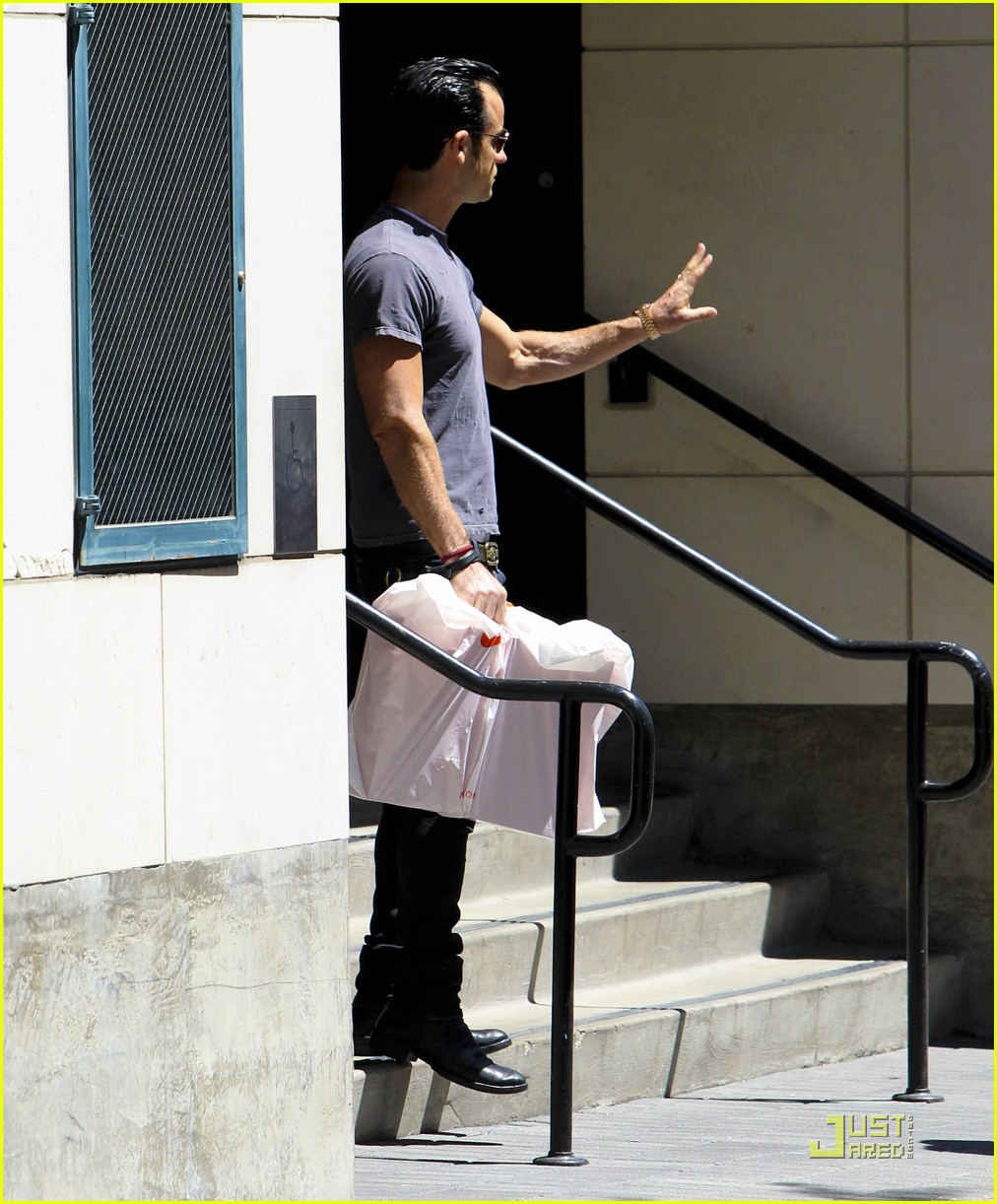 justin theroux leaves niketown 192573443
