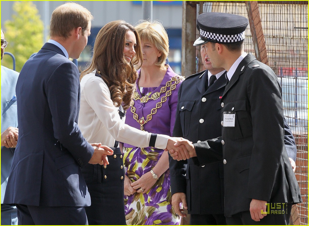 Prince William & Kate Visit Birmingham After Riots Photo 2571483(02)