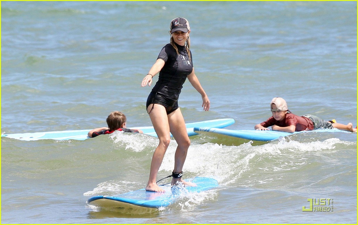 reese witherspoon surfing hawaii 012571771