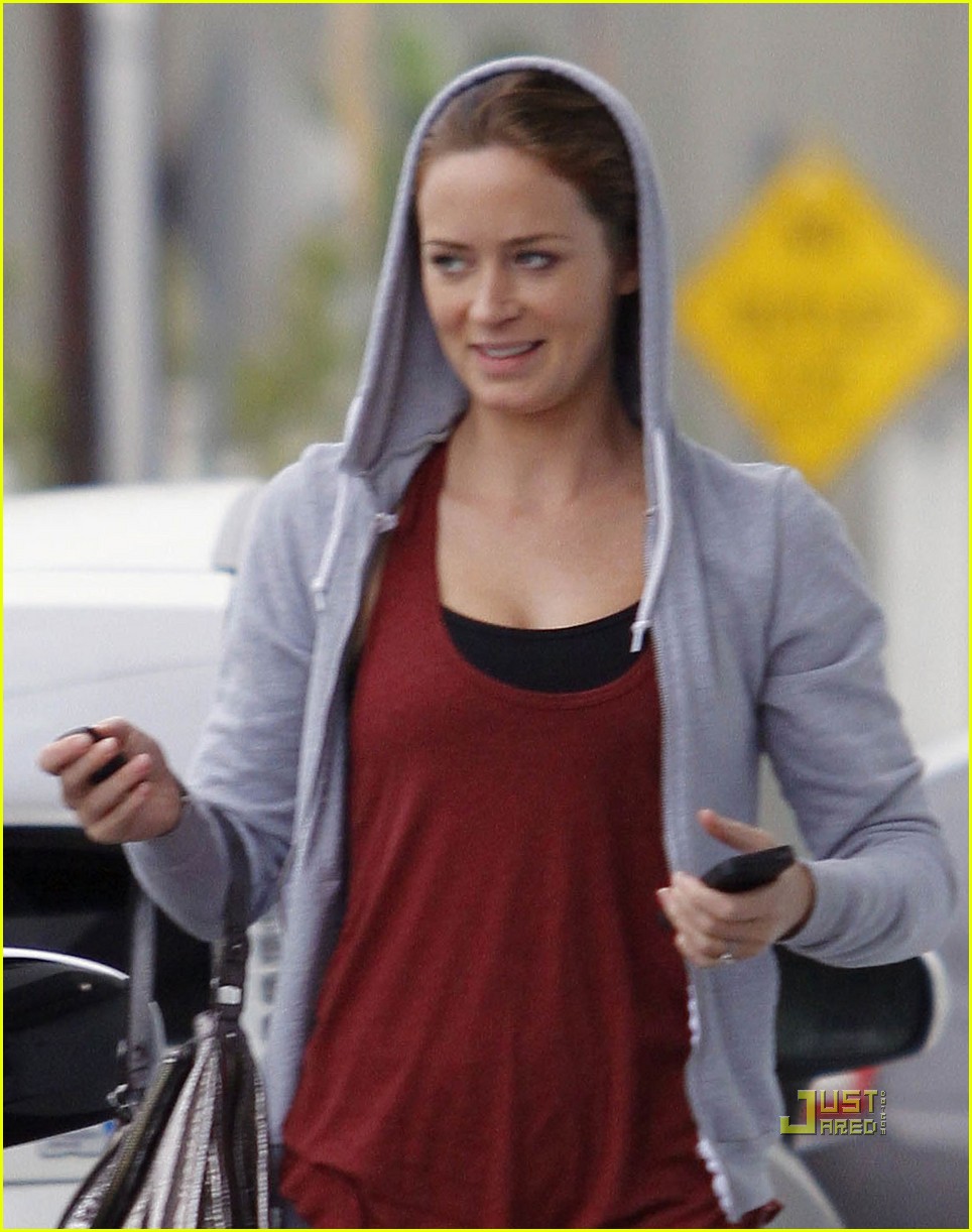 emily blunt gym workout 022584541