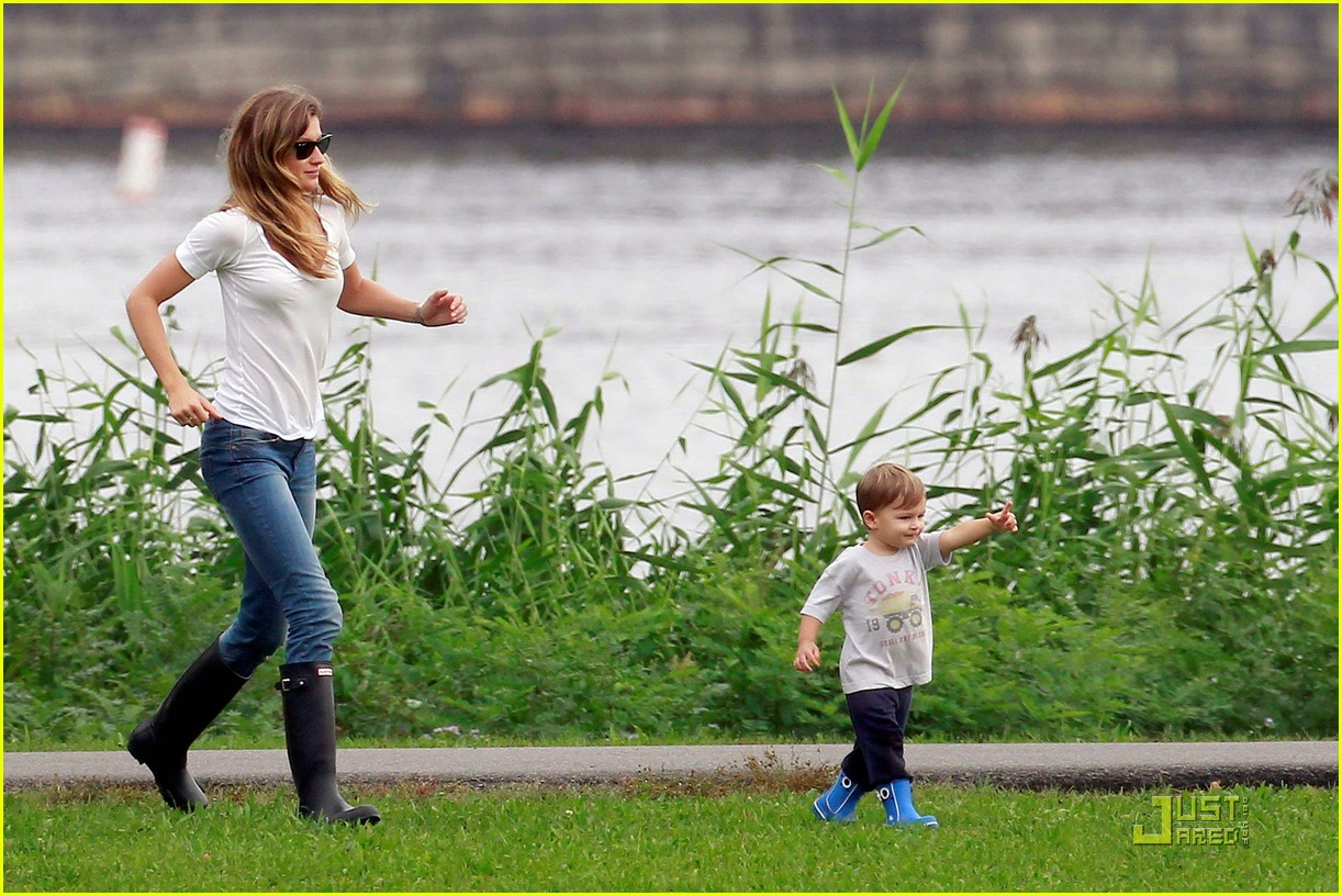 Gisele Bundchen & Benjamin Check Out Boston's Riverfront Photo 2583552