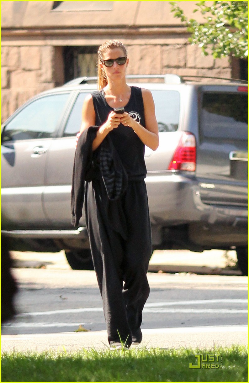 Gisele Bundchen: Pre-Workout Walk with Benjamin: Photo 2576954 ...