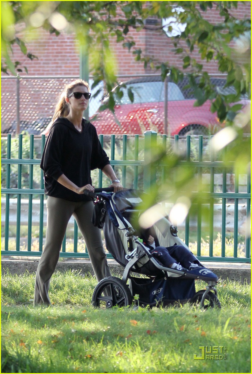 Gisele Bundchen: Pre-Workout Walk with Benjamin: Photo 2576955 ...