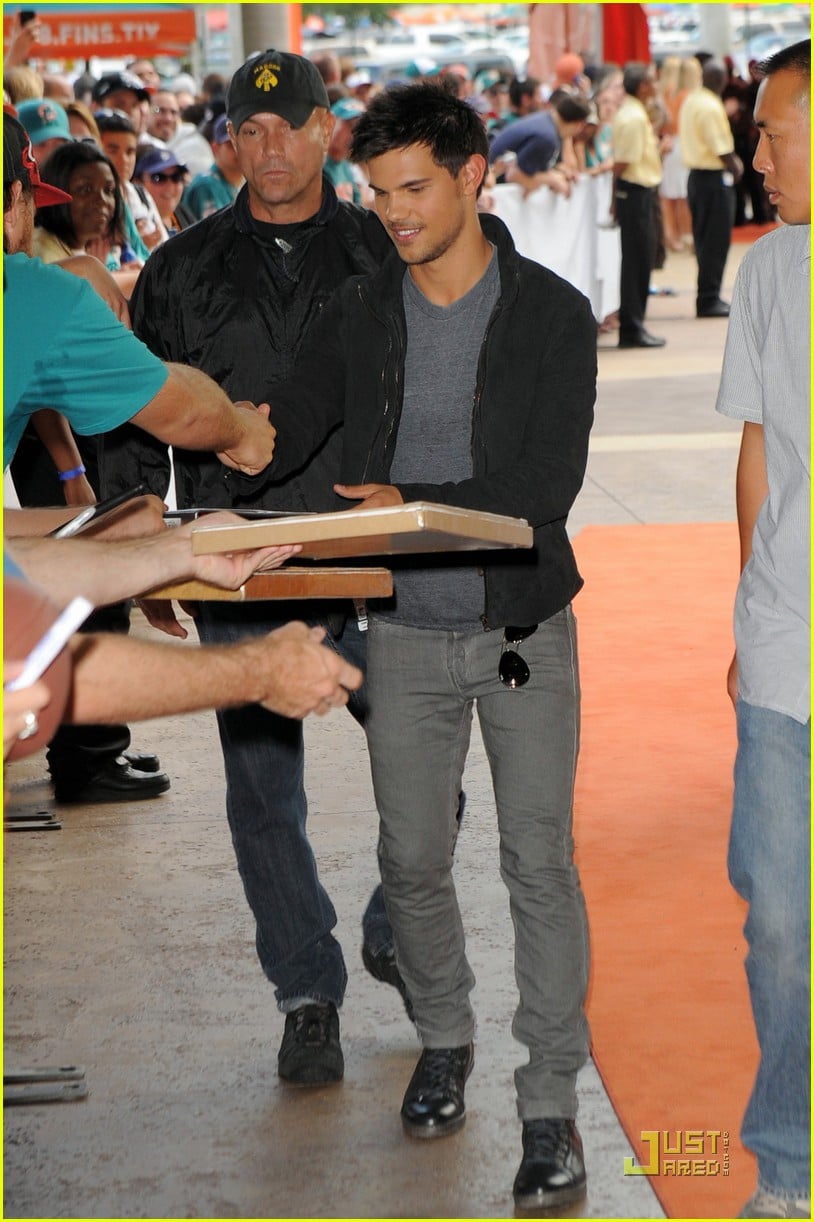 taylor lautner dolphins game 092580194