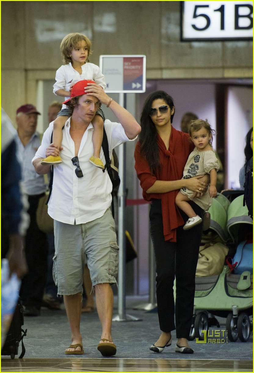 Matthew McConaughey LAX with Levi & Vida! Photo 2581949 Camila