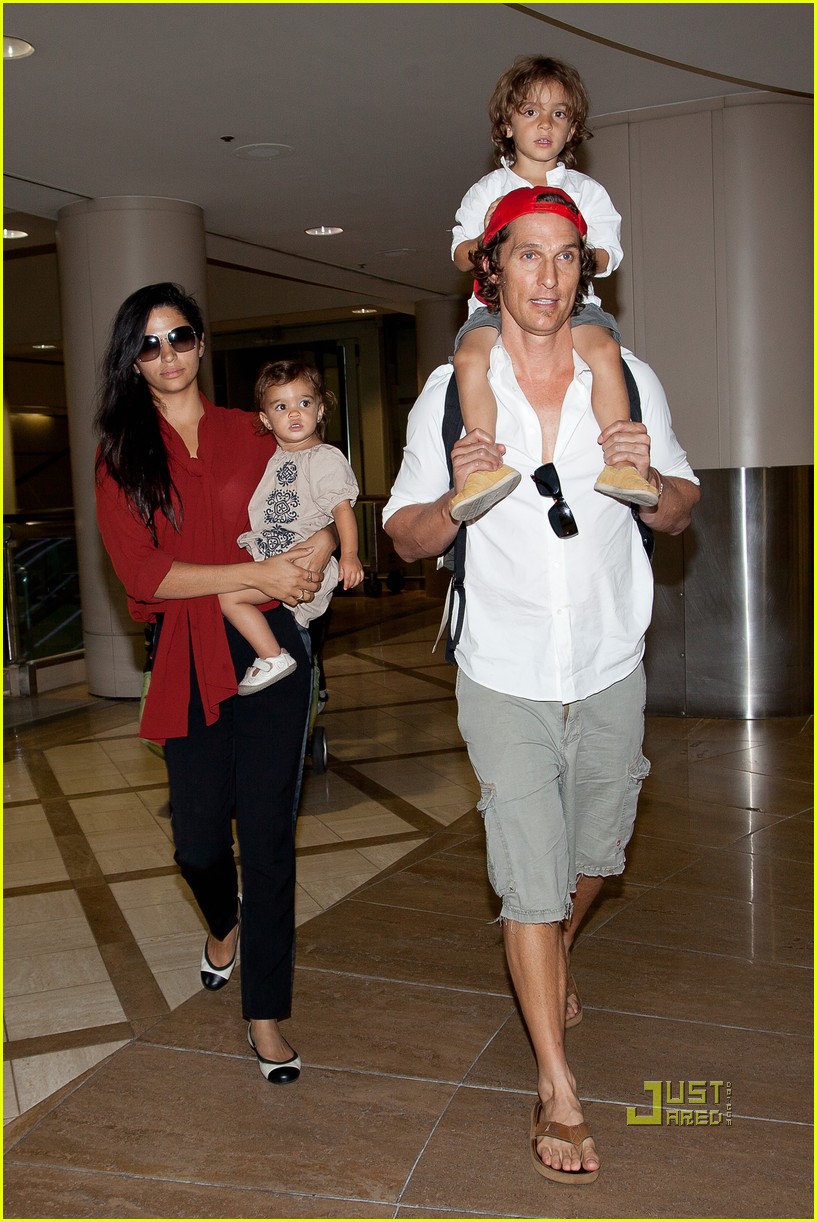 Matthew McConaughey LAX with Levi & Vida! Photo 2581951 Camila(02)