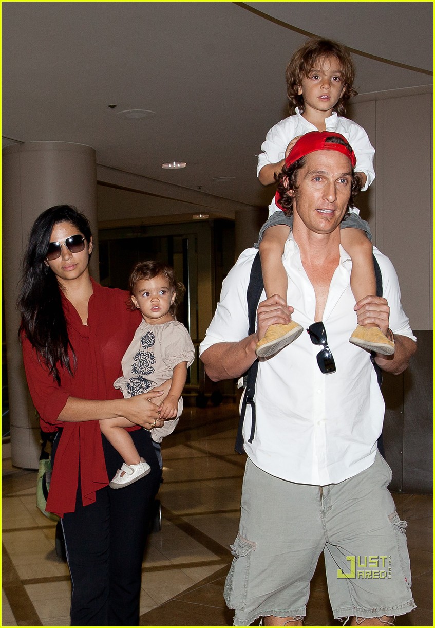 Matthew McConaughey LAX with Levi & Vida! Photo 2581952 Camila