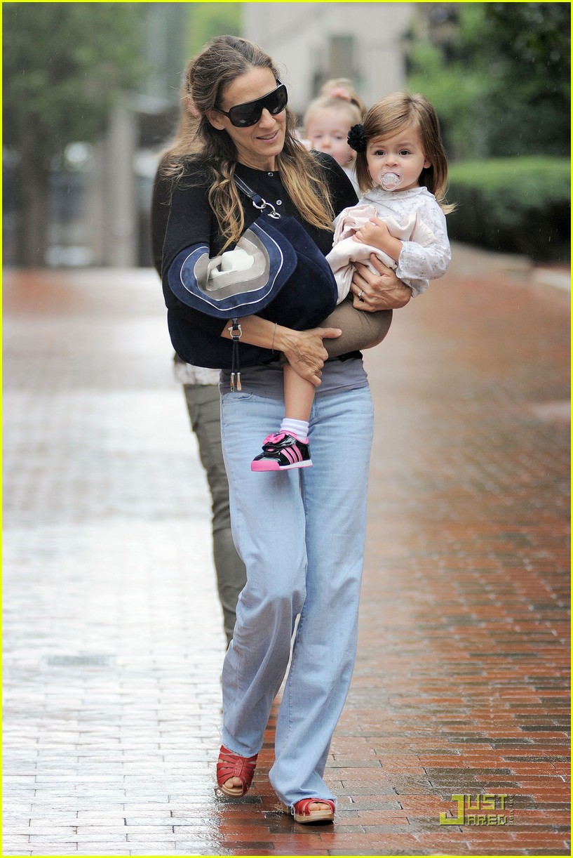 sarah jessica parker rainy day with the twins 042583732