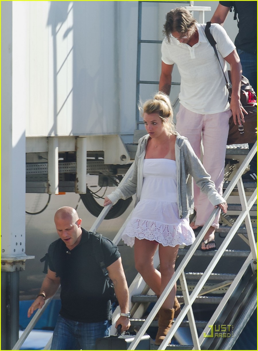 Britney Spears Shooting 'Criminal' Video in England! Photo 2577998