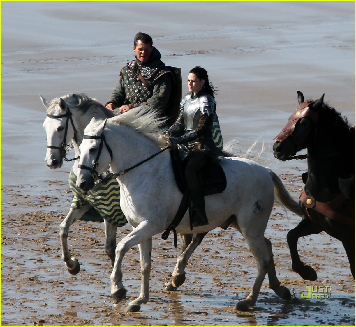 kristen stewart horseback snow white huntsman 022584792