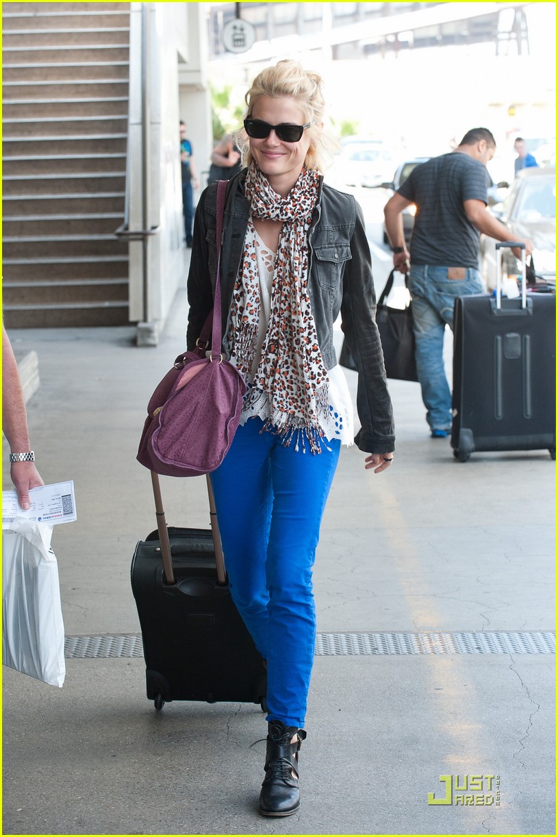 rachael taylor airport arrival 052577015