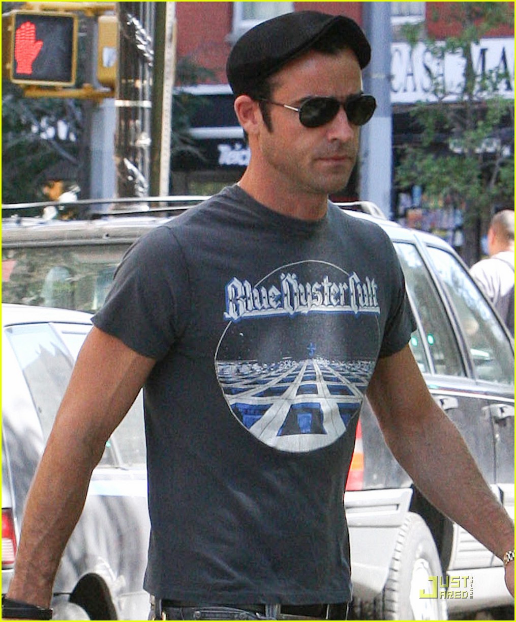 justin theroux pushes motorcycle 042580965