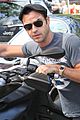 justin theroux pushes motorcycle 02