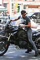 justin theroux pushes motorcycle 03