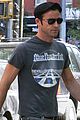 justin theroux pushes motorcycle 04