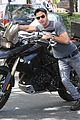 justin theroux pushes motorcycle 05