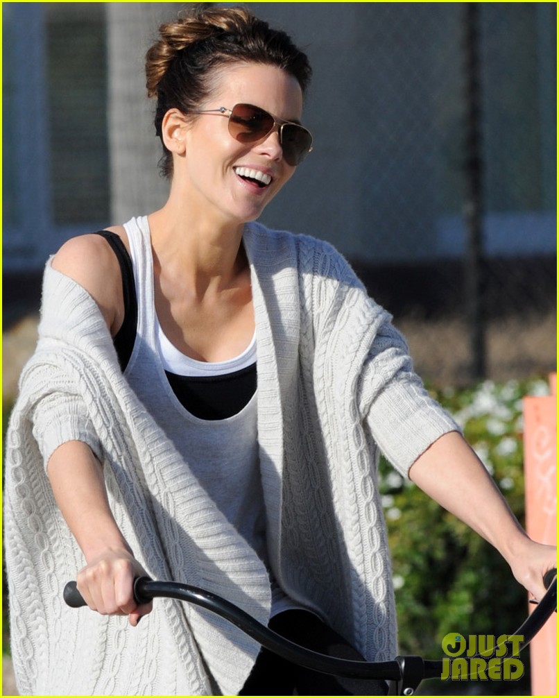 kate beckinsale bike ride with len lily 05