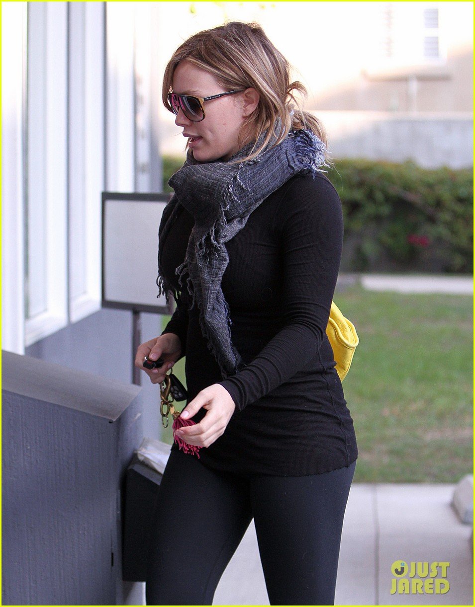 hilary duff black outfit pilates 01