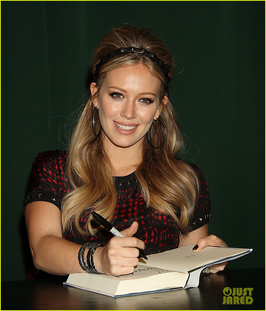 hilary duff book signing 022588579
