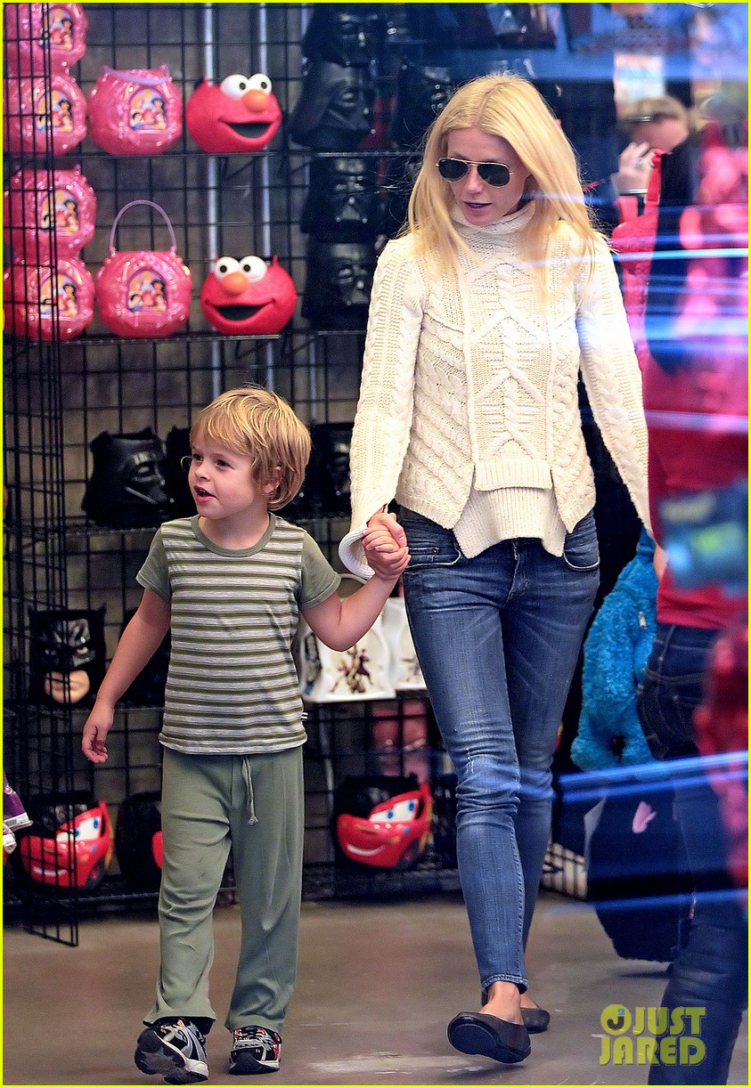 gwyneth paltrow costume shopping with apple and moses 012590285