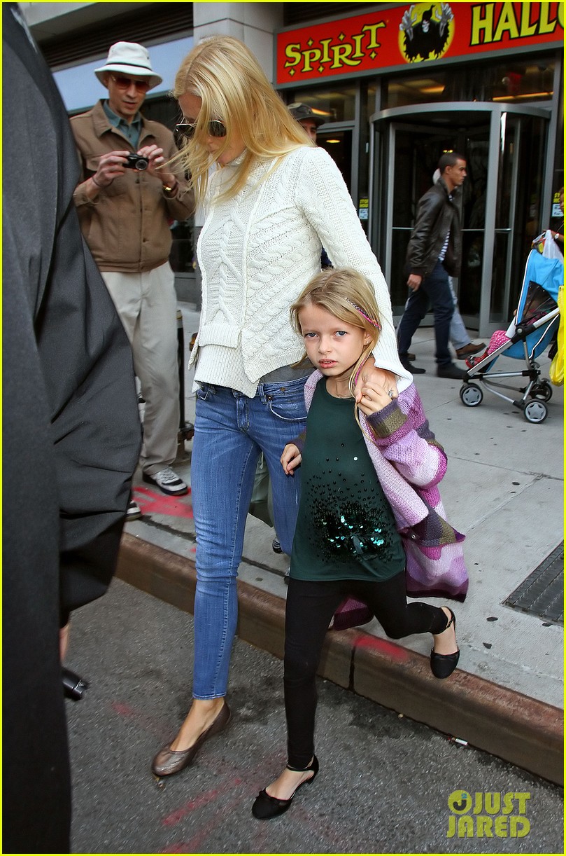 Paltrow Costume Shopping with Apple & Moses! Photo 2590288